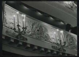 Nationaltheater, München Wiederaufbau: Detail Ballustrade und Beleuchtungskörper / Zuschauerraum