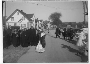 Primizfeier Brugger in Sigmaringendorf 1936; Prozession, im Mittelpunkt Neupriester Brugger, dahinter Geistlichkeit, im Hintergrund mit Hakenkreuzfahnen geschmückte Häuser