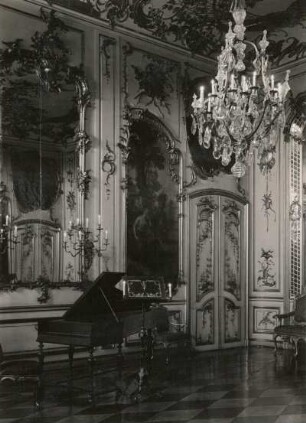 Potsdam. Park von Sanssouci. Schloss Sanssouci (1745-1747, G. W. v. Knobelsdorff). Musikzimmer mit Cembalo (Silbermann) und Notenpult (J. M. Kambly)