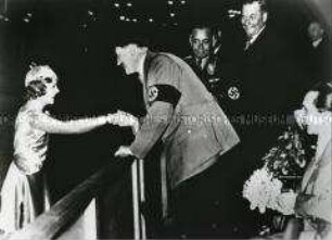 Adolf Hitler gratuliert im Berliner Sportpalast der Goldmedaillengewinnerin Sonja Henie