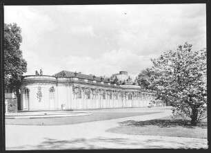 Potsdam, Schloss Sanssouci, Südfassade von Südosten mit Brunnenbecken.