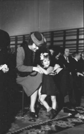 Bukarest: Frau Antonescu mit kleinem Kind