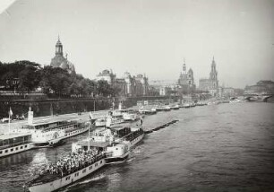 Dresden, Blick von der Carolabrücke über Dampferanlegestelle zum Terrassenufer und der Brühlschen Terrasse