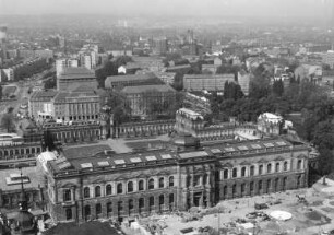 Dresden-Altstadt. Zwinger mit Gemäldegalerie (1847/1855; G. Semper). Blick vom Turm der Katholischen Hofkirche nach Westsüdwesten