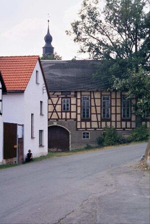 frühere Gastwirtschaft "Zur Eiche", Ostseite mit Tanzsaal, Hoftor, rechts die Eiche
