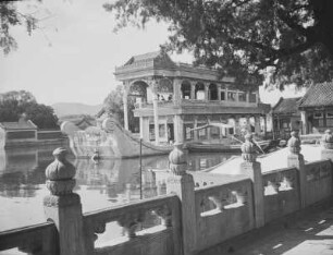 Reise nach China. Peking. Neuer Sommerpalast : Marmorboot auf dem Palastsee