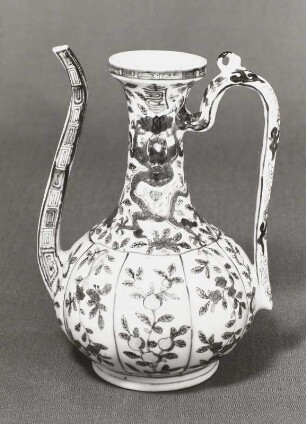 Kanne in persischer Form, bemalt mit Drachen, Blüten und Fruchtzweigen