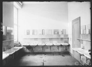 Potsdam, Communs, Südcommun, ehemaliger Marstall der Kaiserin, Blick in Waschraum im Erdgeschoss nach dem Umbau für die Reichsschule des Deutschen Arbeitsdienstes.