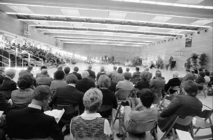 Freiburg: Einweihung Uni-Sportstadion, Publikum in der neuen Sporthalle