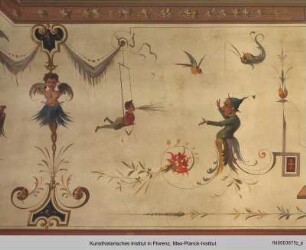 Drei spielende Putti im Wolkenhimmel, umgeben von Grotesken
