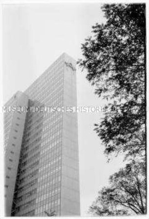 Bäume vor Hochhaus (Altersgruppe 14-17)