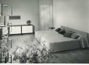 Doppelbett mit Kopfbrett 778-1P und Kommode 324 der Knoll International
