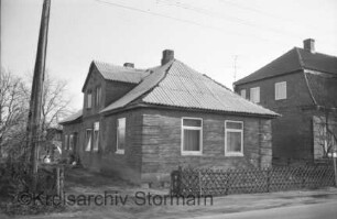 Poggenpohl 12: Nebengebäude von ehemaligem Zollhaus Poggenpohl 10 [rechts]: giebelständige Straßenfront: Traufseite mit Zwerchgiebel und Eingangstür