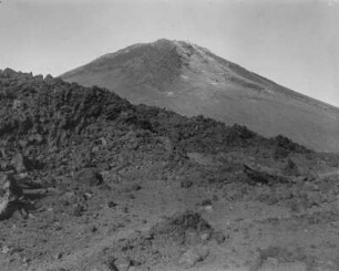 Pico del Teide : Blick von einer Anhöhe mit Lavastrom auf den Vulkan Pico del Teide.