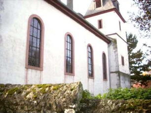 Langhaus (Barocker Neubau) und Kirchturm (im Kern Romanisch) über Traufseite Nord von Nordosten im erhöht gelegenen Kirchhof