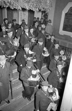 Briefzustellung durch die Briefträger der Deutschen Bundespost