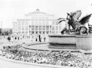 Der Mendebrunnen und das Opernhaus am Augustusplatz in Leipzig