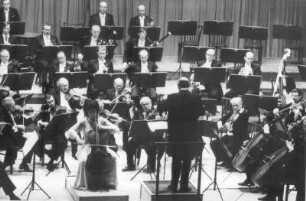 Die Cellistin Angelika May während eines Konzertes