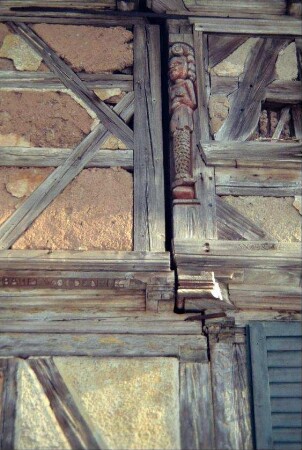 Detail am Schulzenhaus: Eckständer mit geschnitzter Figur