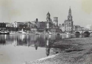 Dresden, Blick vom Neustädter Elbufer auf die Altstadt : Terrassenufer, Dampferanlegestelle