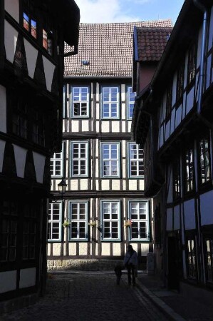 Quedlinburg - Hohe Fachwerkhäuser : Hohe historische Fachwerkhäuser stehen in der Gasse "Höll". Aufgenommen in Quedlinburg am 17. Juli 2012