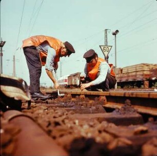 Reichsbahndirektion Dresden. Gleisbau. Facharbeiter für Eisenbahnbautechnik mit Signalwesten bei Reparatur einer Weiche