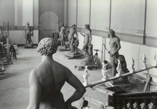 Modelle für Attikafiguren : Klingersaal mit Tonmodellen für Sandsteinkopien und Gipsstatuetten der Attikafiguren vom Mittelbau des Corps de logis der Humboldt-Universität zu Berlin (Mars, Pandora, Idomeneus, Amphitrite, Diana, Meleager) (Originale 1749/1753; J. P. Benkert, J. G. Heymüller; Tonmodelle für Sandsteinkopien und Gipsstatuetten 1953). Dresden, Albertinum