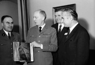Freiburg: Regierungspräsidium; Regierungspräsident Dr. Person verabschiedet General Paul...