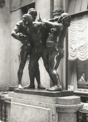 Leipzig, Mädlerpassage, Studentenszene aus Faust I : Matthieu Molitor (1873-1929). Studentenszene aus Faust I (Bronzegruppe, 1913). Leipzig, Grimmaische Straße an der Treppe zu Auerbachs Keller