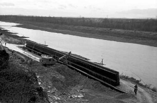 Rheinweiler: Stützmauer; von oben und Rhein