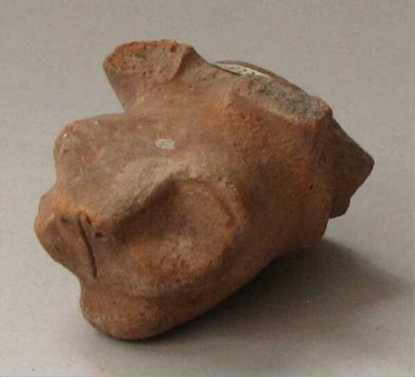 Figurine en argile (fragment de récipient)