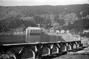 Vogesen: Schwarzer See, Lac Noire, Schwarzer See mit Kraftwerk, Vordergrund Steinmauergeänder