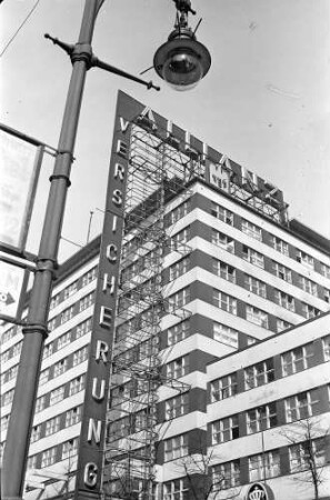 Berlin: Europahaus (Vordergrund: Laterne)