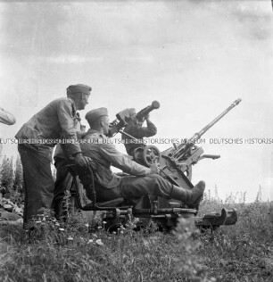 Drei Soldaten an einer Flak am Pruth
