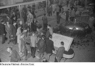 Besucher an verschiedenen Ständen der Technischen Messe 1953