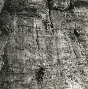 Sächsische Schweiz. Schmilkaer Gebiet, Rauschenstein. Bernd Arnold an der Querung zum Riß der Kurzen Nordwest-Wand, Erstbegehung am 29. September 1979