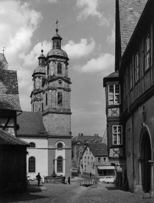 Miltenberg. Straße mit Doppeltürmen der Pfarrkirche St. Jakobus (1351/1400, 1829/1831, 1862)