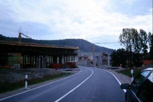 Bau A 71: einseitig fertig gestellte Brücke über der Straße Arnstadt-Gehren zwischen Behringer Schenke und Traßdorf