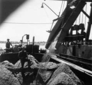 NS-Musterbetrieb Hanseatische Kieswerke, Schwimmbagger