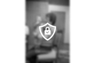 Kontakt Pseudo-Krupp: Gründerin [Name maskiert] mit Tochter [Name maskiert] Stuhl: dahinter Schrank und Tür