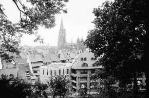 Freiburg i. Br.: Schlossberggarage: Dächer und Fassade vom Schlossberg aus