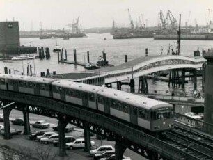 Hamburg-St. Pauli. Blick von den Landungsbrücken in Richtung der 1967 aufgelösten Stülcken-Werft. Im Vordergrund die Hamburger Hochbahn