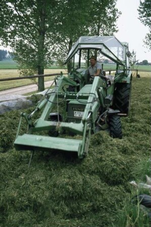 Fotografie: Ein- und Auslagerungstechnik, Fahrsilo, Flachsilo, Allradtraktor, Frontlader, Walzen