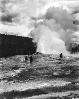 Old Faithful Geysir : Der Old Faithful Geysir während eines Ausbruchs.