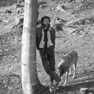 Nationalpark Bayrischer Wald. Biologe Erik Zimen mit einem Wolf