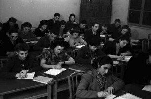 Bukarest: Deutsches Wissenschaftliches Institut, Schüler schreibend