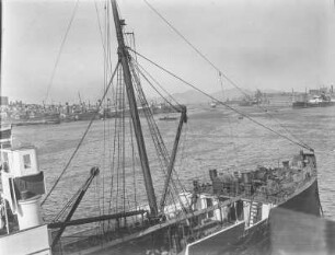 Im Hafen : Blick über den Hafen von Athen