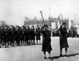 Berliner Volkspolizistinnen auf der Maidemonstration 1950