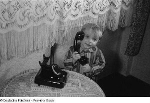 Junge mit einem Telefon