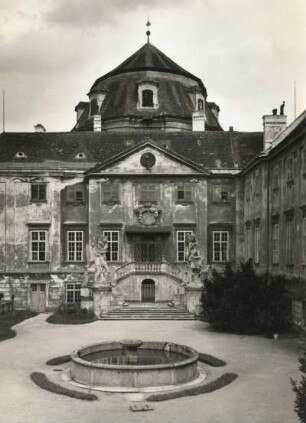 Vranov nad Dyjí (Frain). Schloss (1687–1695, J. B. Fischer v. Erlach). Ehrenhof. Blick über den Brunnen zur Freitreppe mit Statuen von L. Mattielli